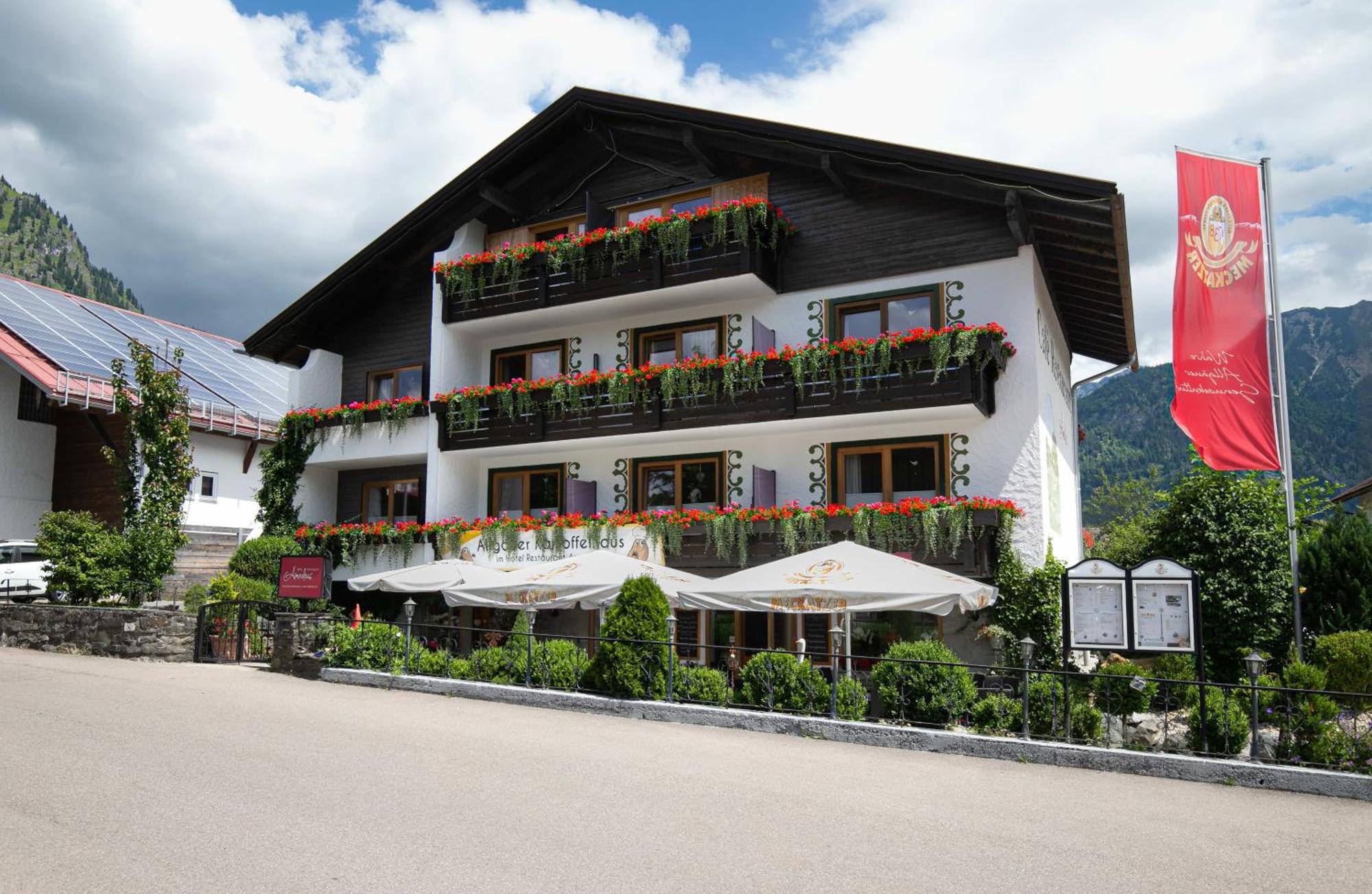 Hotel Restaurant Amadeus - Inclusive Skipass Und Vieles Mehr Бад Хинделанг Екстериор снимка