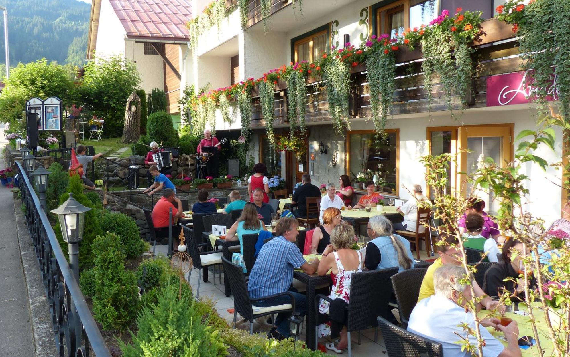 Hotel Restaurant Amadeus - Inclusive Skipass Und Vieles Mehr Бад Хинделанг Екстериор снимка